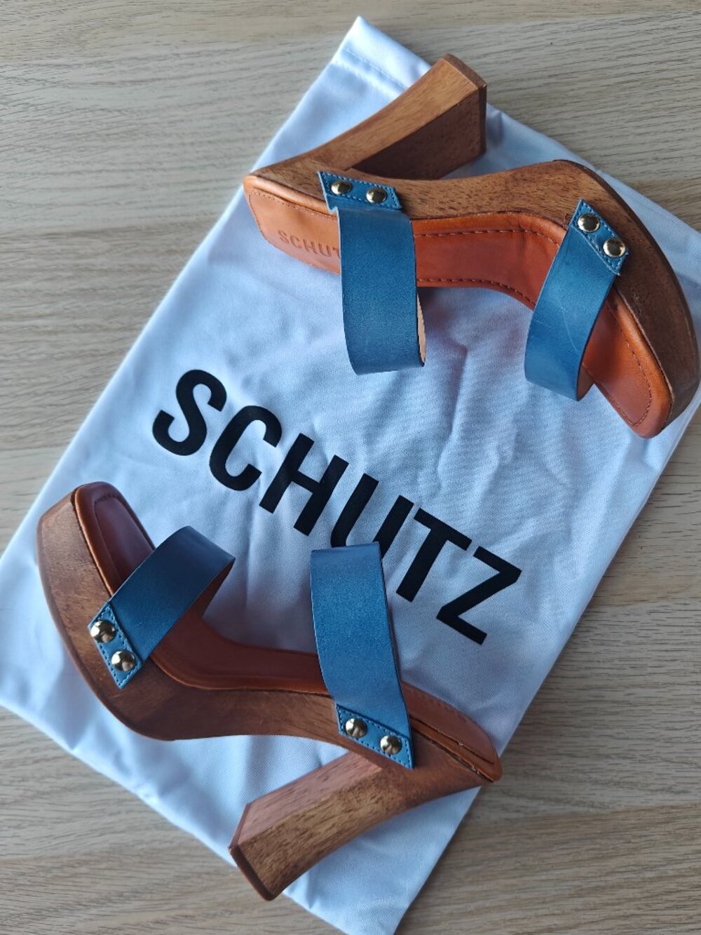 SCHUTZ ARYANA WOODEN BLOCK HEEL SANDALS (SIZE 5.5B)